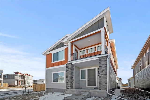 view of front of property featuring a balcony