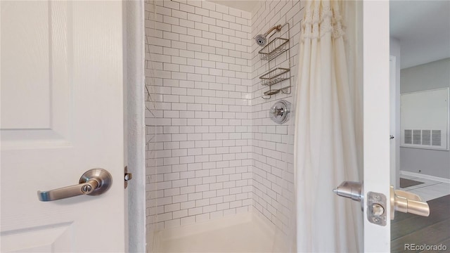 bathroom featuring a shower with shower curtain