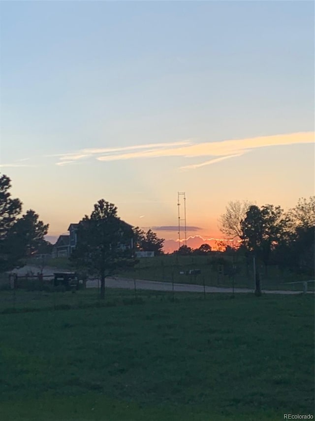 view of yard at dusk