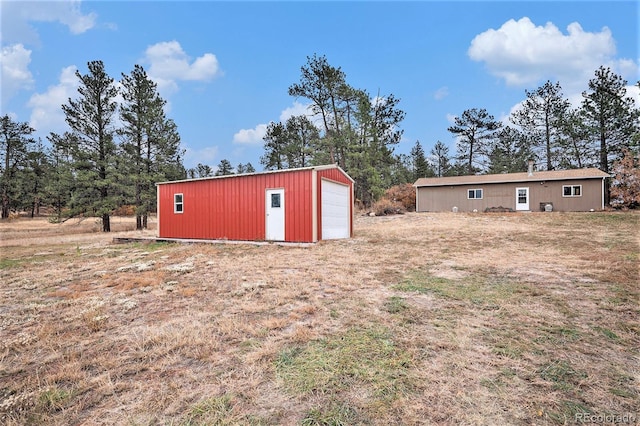 view of yard featuring an outdoor structure and a garage