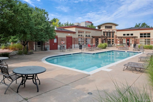 4100 Albion St Unit 320, Denver, CO 80216 - community pool with a patio