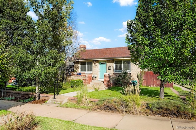 view of front of house featuring a front lawn