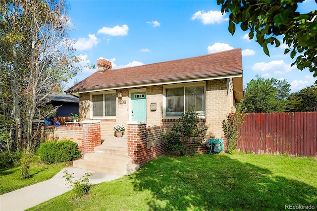 view of front of home featuring a front yard