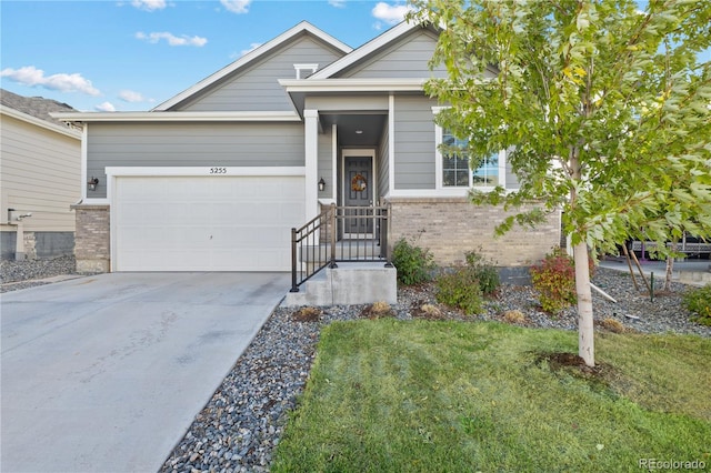 view of front of property featuring a front yard and a garage