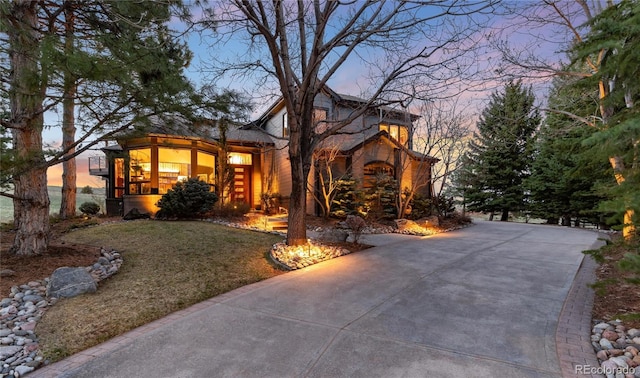 view of front facade with concrete driveway