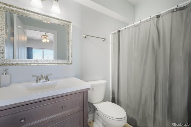 bathroom featuring a shower with curtain, ceiling fan, vanity, and toilet