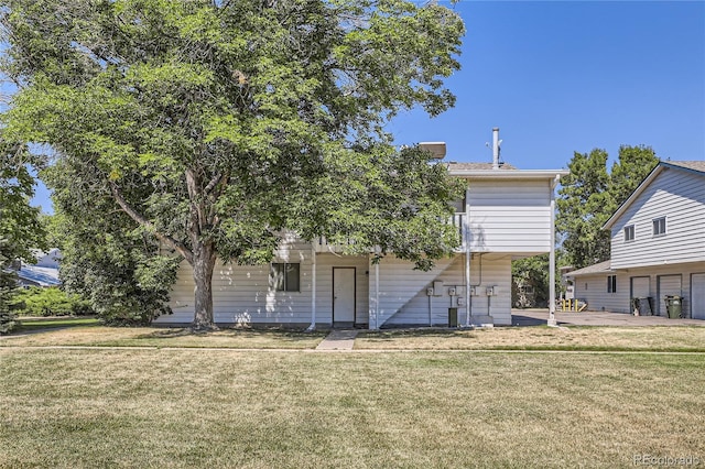 view of front facade featuring a front yard and driveway