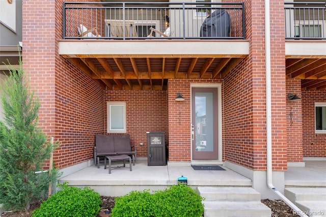 7808 W 43rd Pl, Wheat Ridge, CO 80033 - property entrance featuring a balcony and brick siding