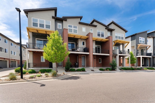 7808 W 43rd Pl, Wheat Ridge, CO 80033 - townhome / multi-family property featuring stucco siding and a balcony