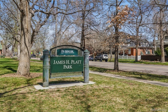 community sign with a lawn