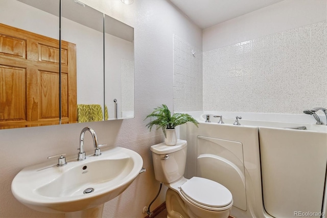 2710 E Otero Pl Unit 6, Centennial, CO 80122 - bathroom with a bath and a textured wall