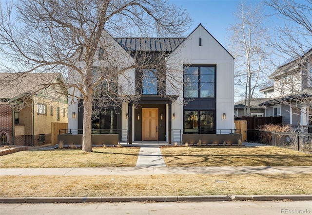 view of front facade with a front yard