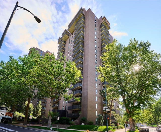 view of apartment building / complex