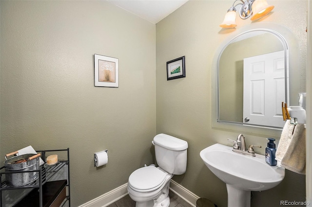 5774 S Genoa Ct, Aurora, CO 80015 - bathroom with toilet and a chandelier