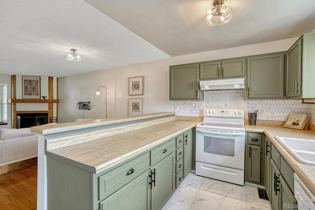 458 Rolling Hills Dr, Colorado Springs, CO 80919 - kitchen featuring green cabinetry, white appliances, under cabinet range hood, a peninsula, and a textured ceiling