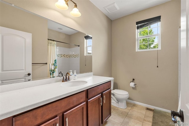 2043 S Cathay Way, Aurora, CO 80013 - full bath featuring vanity, a shower with curtain, and tile patterned floors