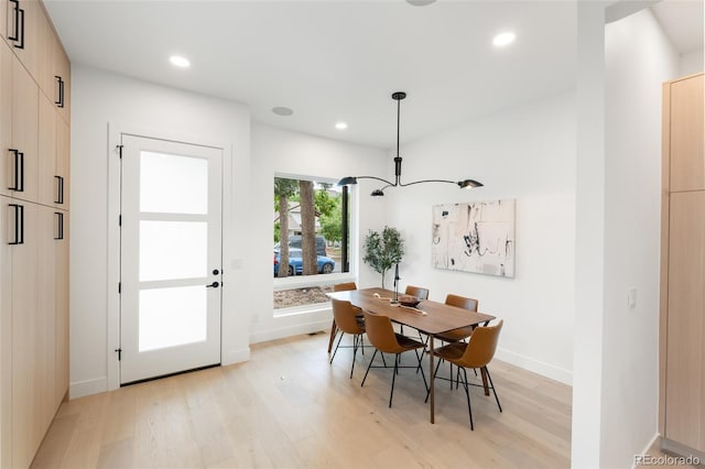 dining room with an inviting chandelier, light wood-style flooring, baseboards, and recessed lighting