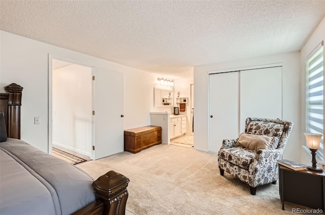 8156 Carr Cir, Arvada, CO 80005 - bedroom featuring light carpet, a closet, a textured ceiling, and ensuite bath