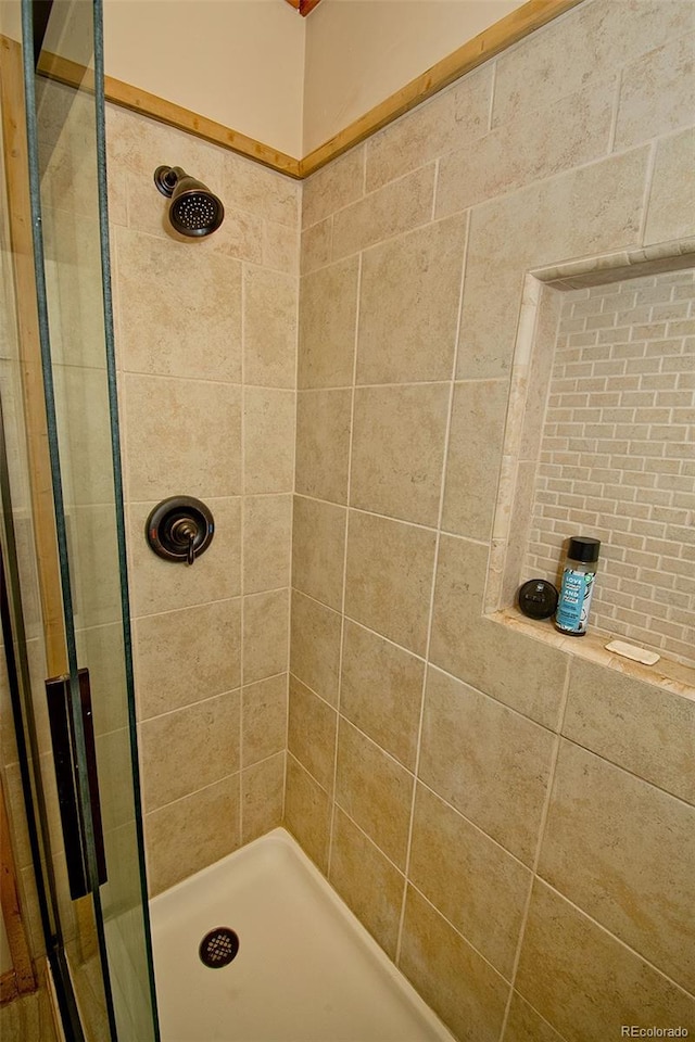 bathroom featuring a tile shower