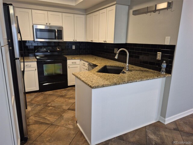 2238 S Nile Ct, Aurora, CO 80014 - kitchen featuring stainless steel appliances, a sink, a peninsula, and decorative backsplash