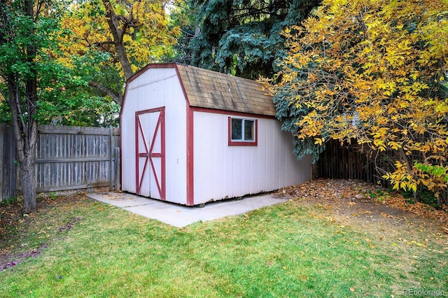 view of outbuilding with a yard