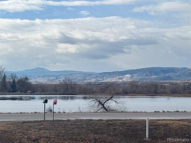 water view featuring a mountain view