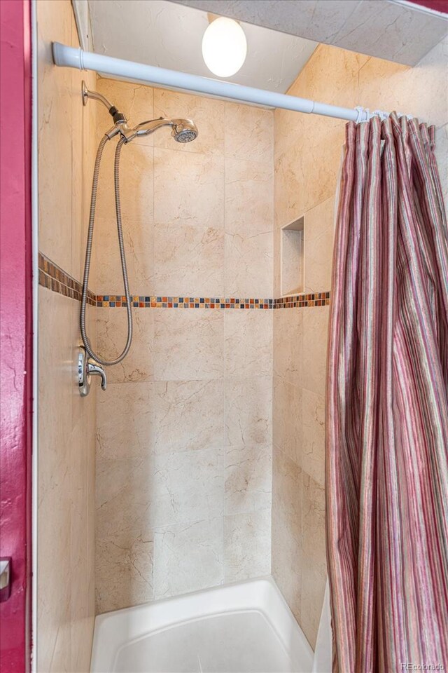 bathroom with curtained shower