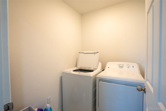 26985 E Bayaud Ave, Aurora, CO 80018 - laundry area with washer and dryer