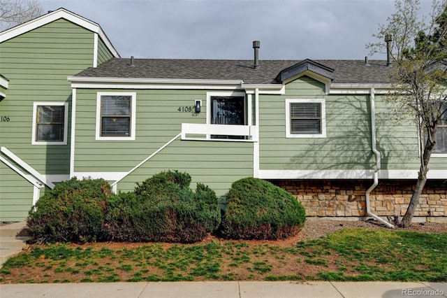 view of front facade featuring a shingled roof