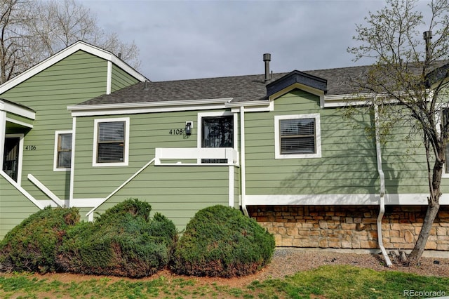 view of front facade featuring roof with shingles