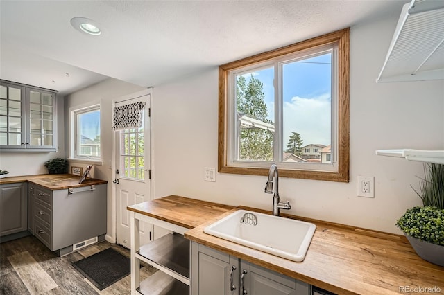 laundry area featuring a sink, dark wood-type flooring, and recessed lighting