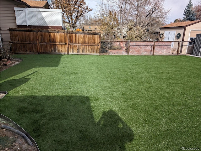 view of yard featuring fence