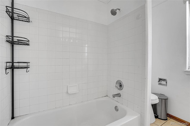 bathroom with tiled shower / bath and toilet