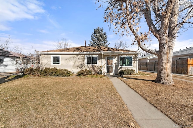 ranch-style house featuring a front yard