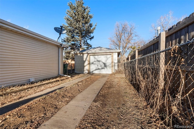 view of yard featuring a garage and an outdoor structure