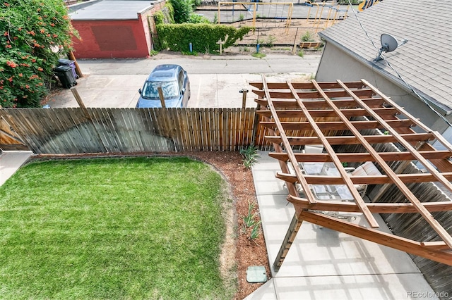 view of yard featuring a patio area