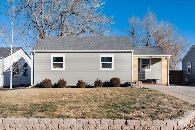 view of front of property with a front yard