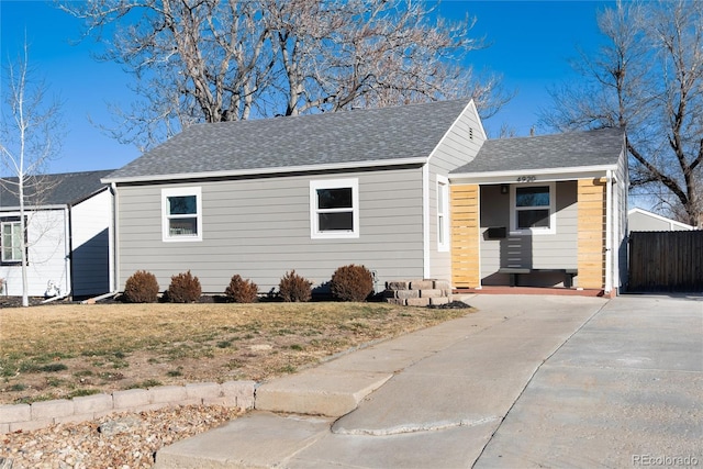 view of front facade with a front yard