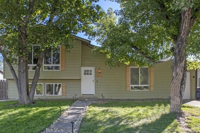 view of front of house featuring a front yard