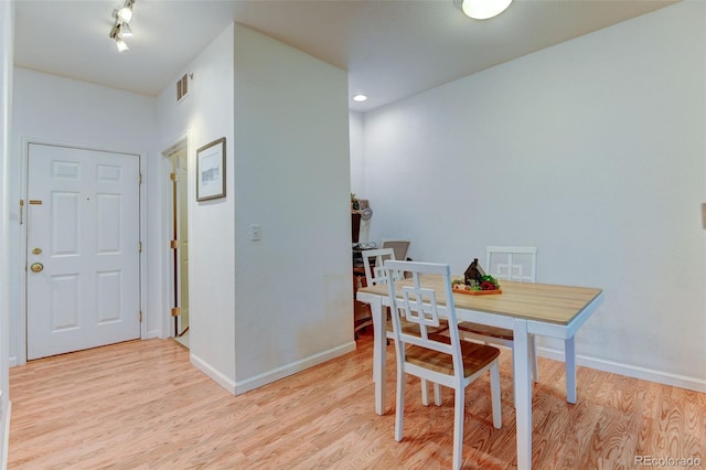 dining space featuring light wood-style flooring, recessed lighting, visible vents, and baseboards