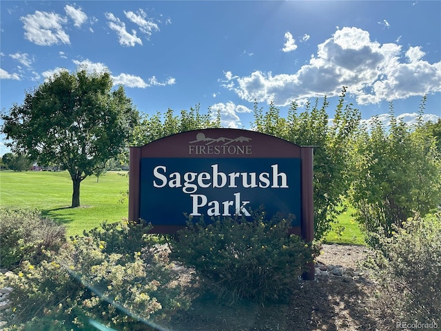 community sign with a lawn