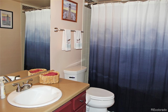 full bathroom featuring toilet, a shower with curtain, and vanity