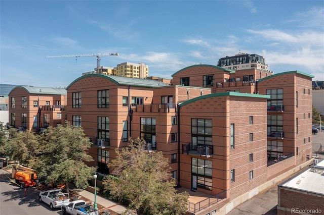 view of apartment building / complex