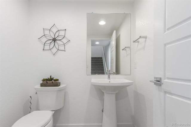 8958 Southurst St, Littleton, CO 80129 - half bath featuring toilet, baseboards, and recessed lighting
