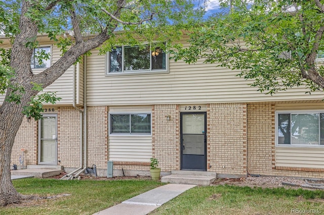 view of front of house with a front lawn