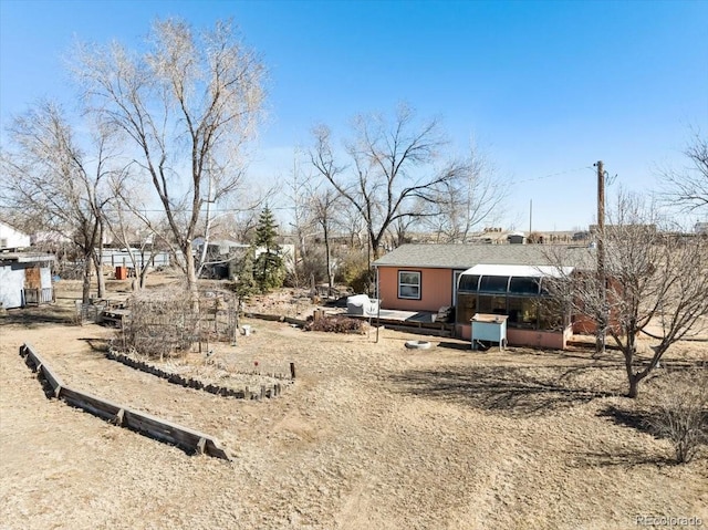 view of yard with driveway