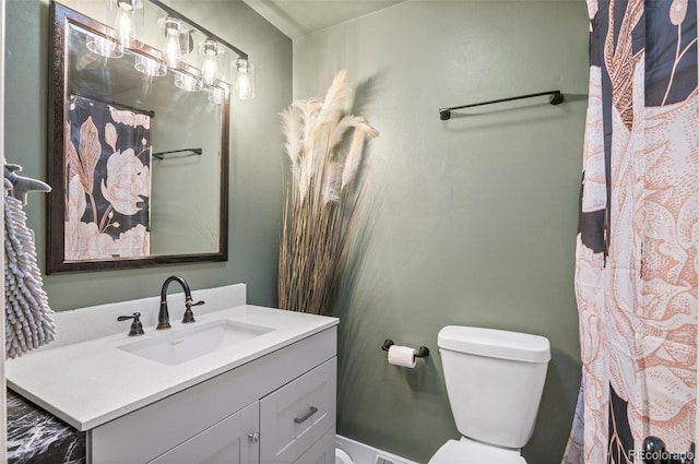 bathroom with a shower with curtain, vanity, and toilet