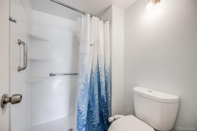 401 S Kalispell Way Unit 206, Aurora, CO 80017 - full bathroom featuring a shower with shower curtain and toilet