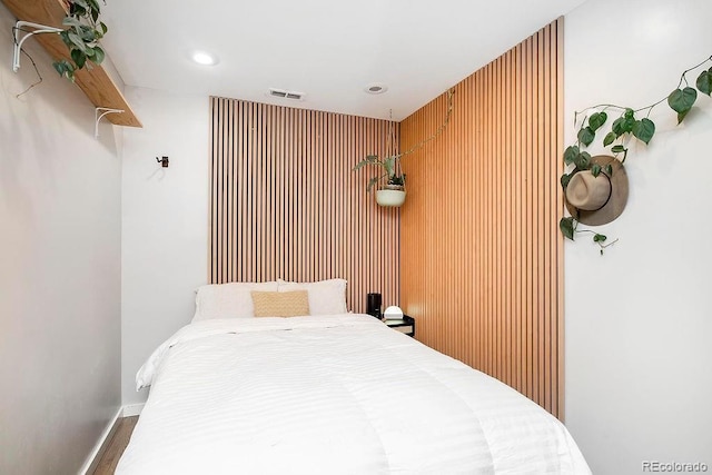 bedroom featuring visible vents, recessed lighting, and baseboards