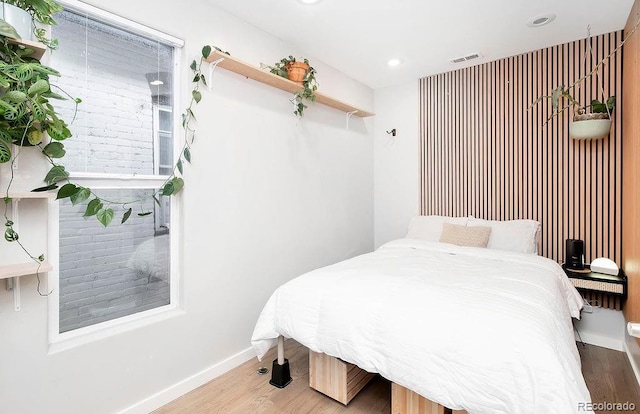 bedroom featuring visible vents, recessed lighting, baseboards, and wood finished floors